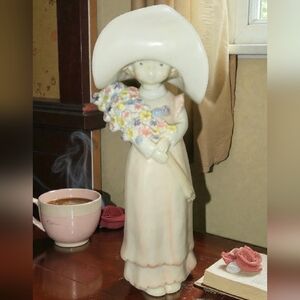 1989 Raecath Kinka Enesco 9" Figurine Girl With Hat & Bouquet of Flowers